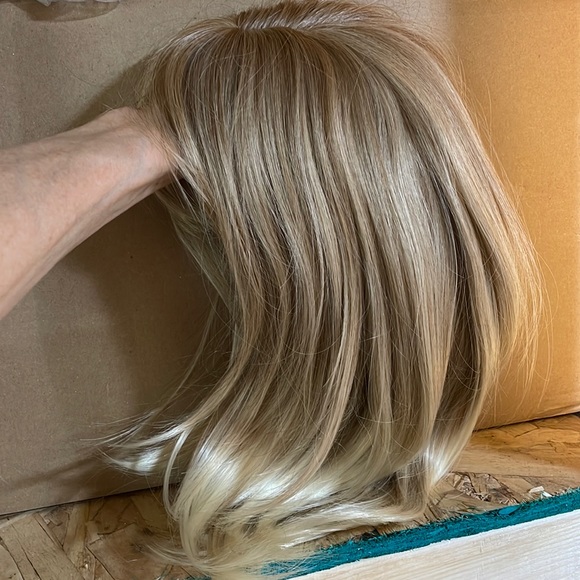 NWT 18” blonde wig classic light honey layers curtain bangs v light blonde ends - Picture 2 of 16